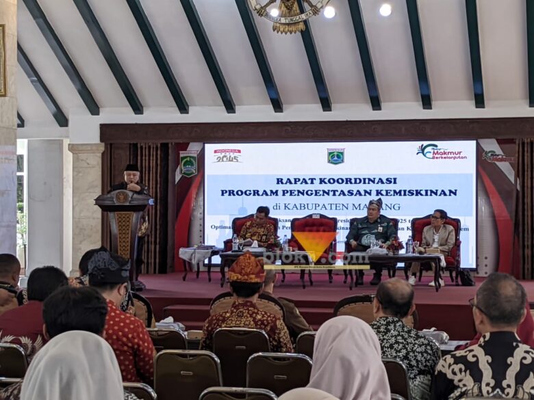 Bupati Malang, HM Sanusi saat kegiatan rakor program pengentasan kemiskinan (blok-a.com / Yogga Ardiawan)