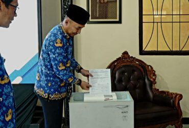 Pemusnahan 38.146 berkas fisik di Pendopo Kantor Imigrasi Kelas II Non TPI Blitar. (blok-a.com/Fajar)