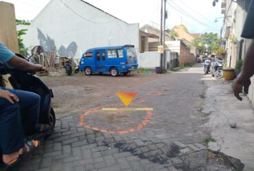 Bekas darah berceceran di sepanjang Jalan Telaga Warna Blok E usai terjadi insiden tawuran antar pemuda. (blok-a.com/Yogga Ardiawan)