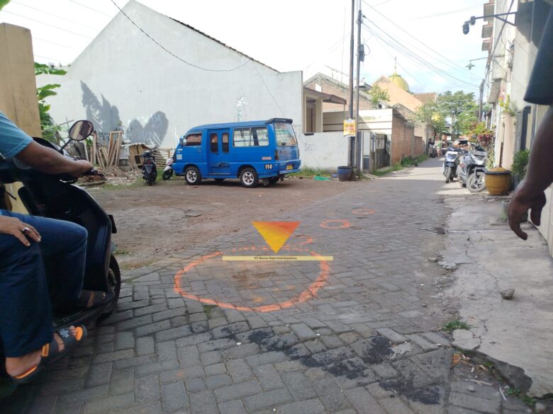 Bekas darah berceceran di sepanjang Jalan Telaga Warna Blok E usai terjadi insiden tawuran antar pemuda. (blok-a.com/Yogga Ardiawan)