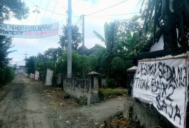 Warga Dusun Bintang, Desa Ngaringan, Kecamatan Gandusari, Kabupaten Blitar melakukan aksi protes dengan memasang spanduk dan poster di berbagai titik strategis desa. (blok-a.com/Fajar)
