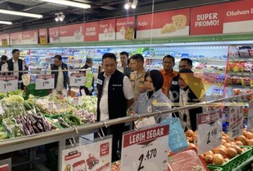 Wali Kota Malang, Wahyu Hidayat saat sidak di Superindo, Sawojajar pantau harga komoditas jelang Nataru 2025, Rabu (3/12/2025) (blok-a.com/Bob Bimantara Leander)