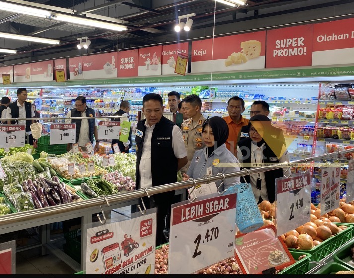 Wali Kota Malang, Wahyu Hidayat saat sidak di Superindo, Sawojajar pantau harga komoditas jelang Nataru 2025, Rabu (3/12/2025) (blok-a.com/Bob Bimantara Leander)