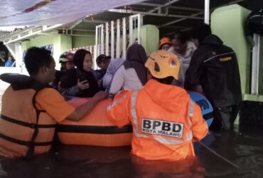 Evakuasi BPBD Kota Malang ke warga terdampak banjir, Kamis (4/12/2025) (ist)