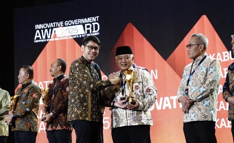 Penghargaan yang diterima oleh Bupati Malang, HM Sanusi (ist)