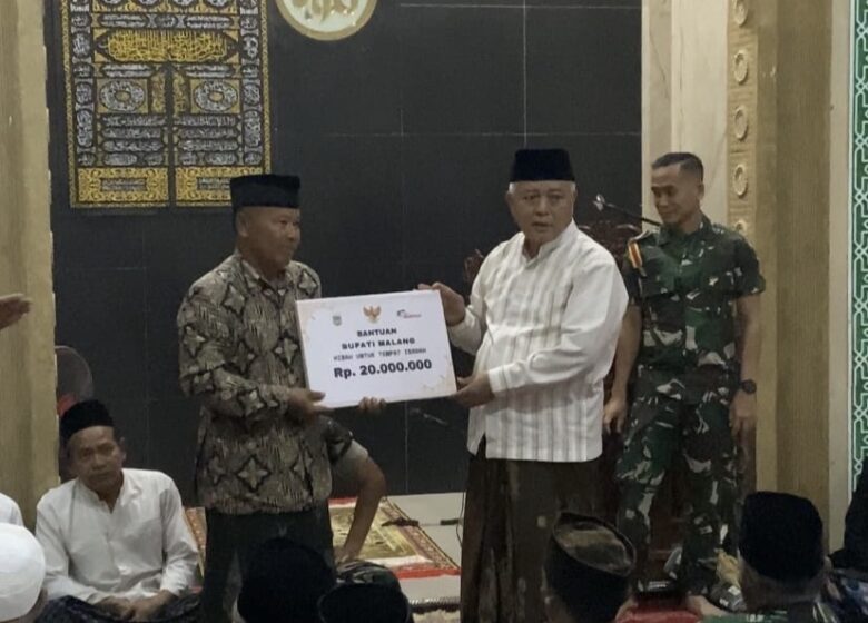 Bupati Malang, HM Sanusi saat safari shubuh keliling di Bantur (ist)