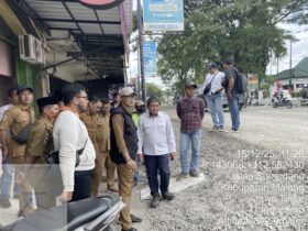 Kepala DPU Bina Marga Kabupaten Malang, Khoirul Isnaidi saat meninjau di Jalan Sumedang (DPUBM for blok-a)