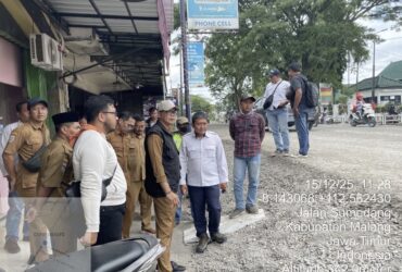 Kepala DPU Bina Marga Kabupaten Malang, Khoirul Isnaidi saat meninjau di Jalan Sumedang (DPUBM for blok-a)
