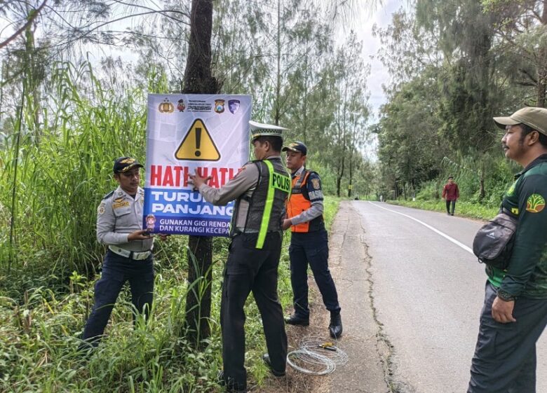 Pemasangan banner di daerah wisata Bromo (ist)