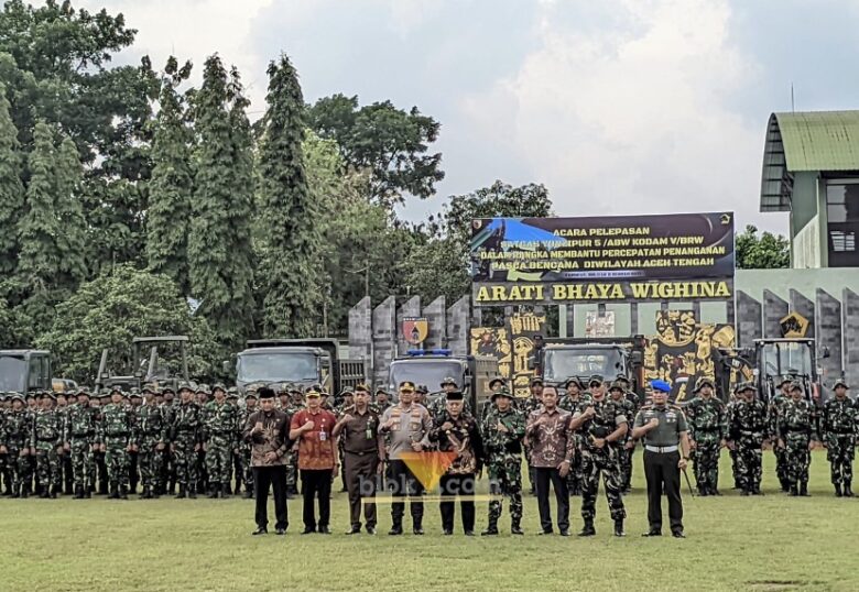 Pelepasan pasukan menuju Aceh misi kemanusiaan oleh Yonzipur 5/ABW Kodam V Brawijaya (blok-a.com / Yogga Ardiawan)