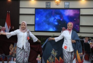 Caption : Momen memperingati HUT ke 26, DWP Lapas Kelas IIA Banyuwangi menggelar lomba fashion show dan membuat buket bunga, Sabtu (20/12/2025)(dok Humas Lapas Kelas IIA Banyuwangi)