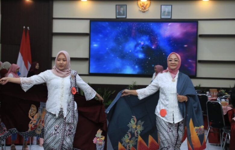 Caption : Momen memperingati HUT ke 26, DWP Lapas Kelas IIA Banyuwangi menggelar lomba fashion show dan membuat buket bunga, Sabtu (20/12/2025)(dok Humas Lapas Kelas IIA Banyuwangi)