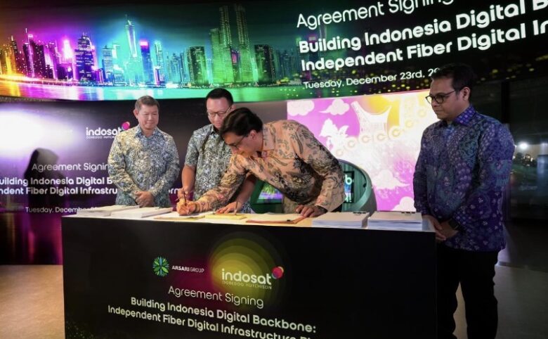 Indosat Ooredoo Hutchison (IOH) bersama konsorsium Arsari Group dan Northstar Group resmi membentuk perusahaan patungan (joint venture) untuk membangun platform serat optik