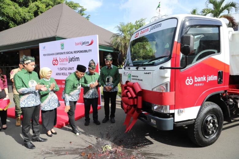 Bupati Malang, HM Sanusi saat menerima bantuan CSR dari Bank Jatim (pro)