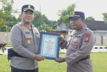 Kapolres Blitar, AKBP Arif Fazlurrahman memberikan penghargaan kepada anggota yang berprestasi. (blok-a.com/Fajar)