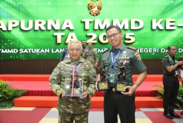 Bupati Malang, HM Sanusi bersama Dandim 0818/Malang-Batu Letkol CZI Bayu Nugroho saat menerima penghargaan TMMD (ist)