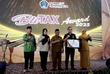 Bupati Blitar, Rijanto dalam acara BliTAX Award 2025 di Wisata Kampung Coklat. (blok-a.com/Fajar)