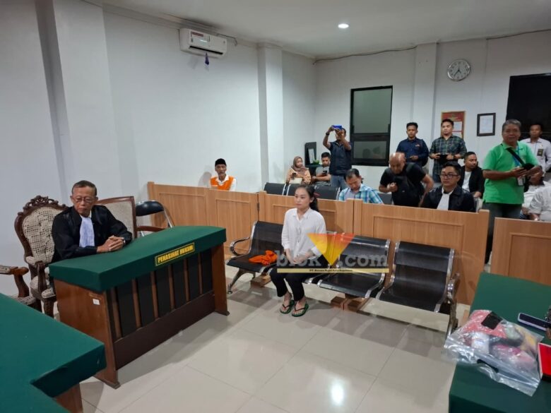 Terdakwa, Vania terhadap kasus penganiayaan terhadap Otje Suwandito (76), pemilik Bengkel HOK Malang (blok-a.com / Yogga Ardiawan)