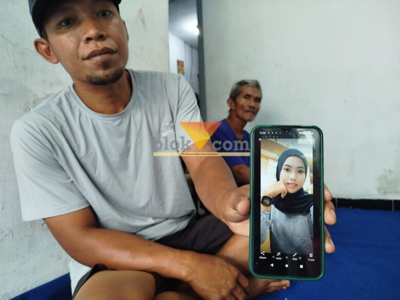 Suyitno, saat menunjukkan foto istirnya, Erawati yang menjadi korban kebakaran di Hongkong (blok-a.com / Yogga Ardiawan)