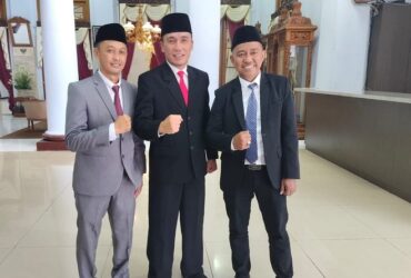 Kadis Kominfotiksan, Agung Wicaksono, bersama Sekretaris Asyik Fauzi, dan Kabid IKP, Iriyanto Adji Diskominfotiksan Kabupaten Blitar. (blok-a.com/Fajar)