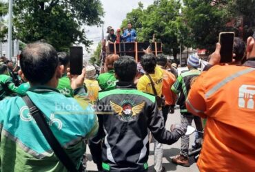 Ratusan driver ojek online dan taksi online Blitar Raya dari berbagai komunitas menggelar aksi unjuk rasa di depan Kantor Wali Kota Blitar. (blok-a.com/Fajar)