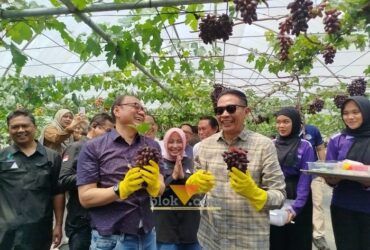 Wali Kota Malang, Wahyu Hidayat bersama Reny Wihayanti (tengah) saat meresmikan wisata edukasi Duta Pengangguran.(blok-a.com/Yogga Ardiawan)