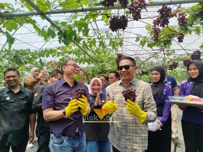 Wali Kota Malang, Wahyu Hidayat bersama Reny Wihayanti (tengah) saat meresmikan wisata edukasi Duta Pengangguran.(blok-a.com/Yogga Ardiawan)