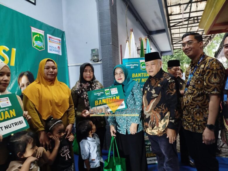 Bupati Malang, HM Sanusi bersama Kepala Indomaret Malang Raya, Andika saat memberikan bantuan paket nutrisi bagi masyarakat Sumberejo, Poncokusumo (blok-a.com / Yogga Ardiawan)