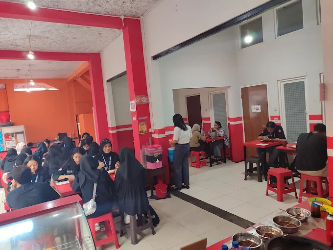 Suasana warung Geprek Bakar & Kremes 2 Saudara yang menawarkan opsi refill nasi (foto: Karin alena/google)