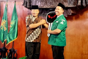 Anggota DPRD Provinsi Jawa Timur, Guntur Wahono, menyerahkan secara simbolis satu unit mobil operasional kepada PC GP Ansor Kabuparen Blitar. (blok-a.com/Fajar)