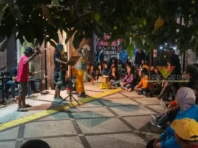 Musisi yang tampil di salah satu sudut pedestrian Kayutangan Heritage Kota Malang (foto: M. Naufal Abiyyu/Blok-a.com)