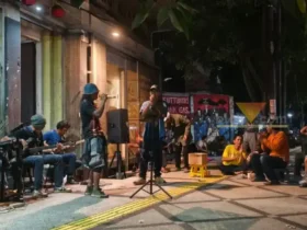Musisi yang tampil di salah satu sudut pedestrian Kayutangan Heritage Kota Malang (foto: M. Naufal Abiyyu/Blok-a.com)