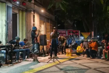 Musisi yang tampil di salah satu sudut pedestrian Kayutangan Heritage Kota Malang (foto: M. Naufal Abiyyu/Blok-a.com)