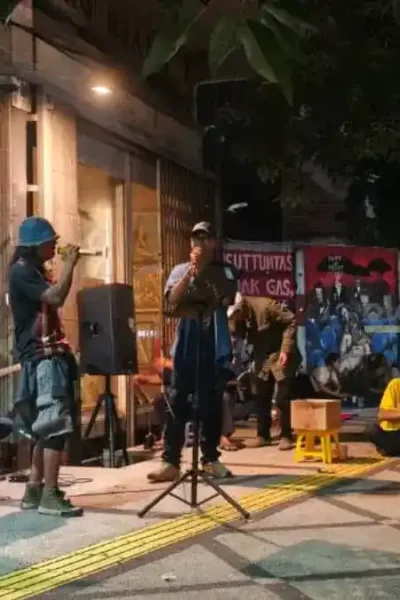 Musisi yang tampil di salah satu sudut pedestrian Kayutangan Heritage Kota Malang (foto: M. Naufal Abiyyu/Blok-a.com)