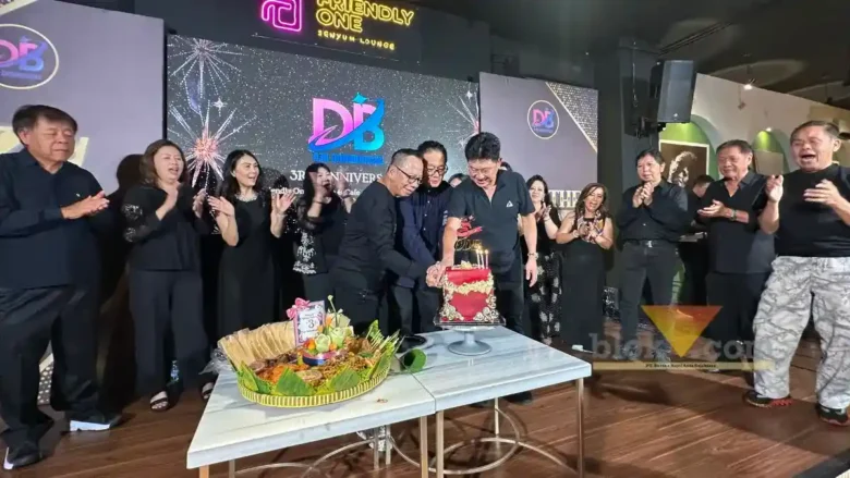 Prosesi potong kue & tumpeng dalam rangkaian acara perayaan ulang tahun ke-3 Komunitas ODB Friendly One Senyum Lounge & Cafe, Senyum World Hotel, Sabtu (29/11/2025)