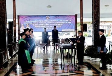 Bupati Blitar, Drs. H. Rijanto, M.M, melantik dan mengambil sumpah 108 pejabat Pimpinan Tinggi Pratama, Jabatan Administrator, dan Jabatan Pengawas. (blok-a.com/Fajar)