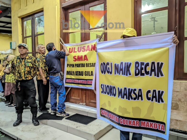 Penyegelan kembali oleh kader Partai Golkar Kota Malang imbas penolakan Joko Prihatin sebagai Ketua DPD Partai Golkar (blok-a.com / Yogga Ardiawan)