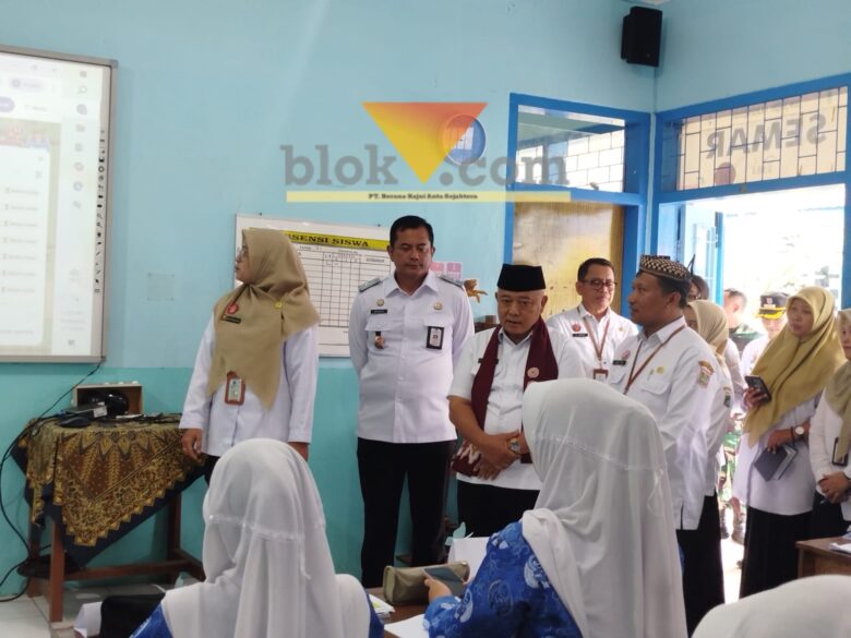 Bupati Malang, HM Sanusi saat mengecek kegiatan belajar SMPN 1 Karangploso (blok-a.com / Yogga Ardiawan)