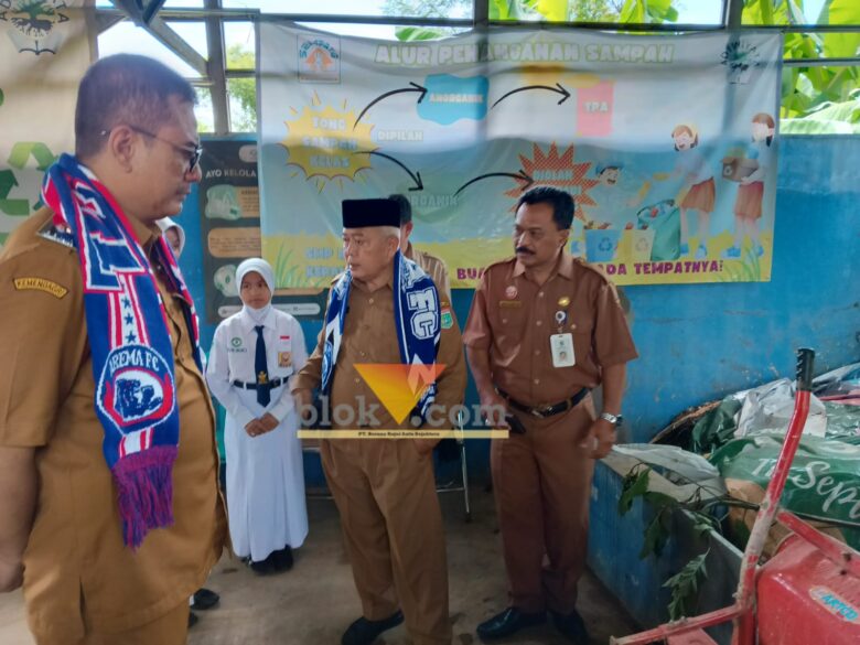 Bupati Malang, HM Sanusi saat mengunjungi SMPN 3 Kepanjen (blok-a.com / Yogga Ardiawan)