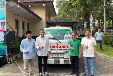 Anas Muttaqin saat meresmikan ambulans gratis Sahabat Sam Anas bersama Sekjen PKB dan Wali Kota Malang. (blok-a.com / M Berril Labiq)