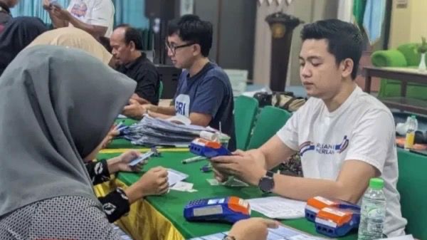 Pendistribusian Buku Rekening dan Kartu Debit bagi mahasiswa Unisma penerima KIP-Kuliah angkatan 2025. (dok : Istimewa)