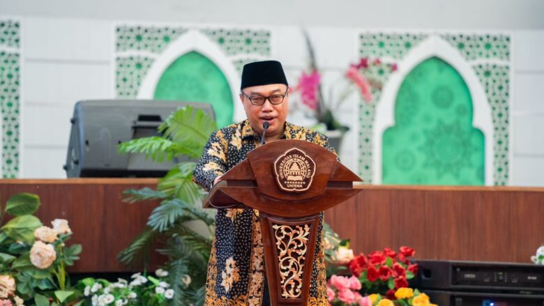 Rektor UNISMA, Prof. Drs. H. Junaidi, M.Pd., Ph.D. saat menyampaikan sambutan dalam acara Pelantikan Pengurus UKM Unisma Periode 2026. (istimewa)