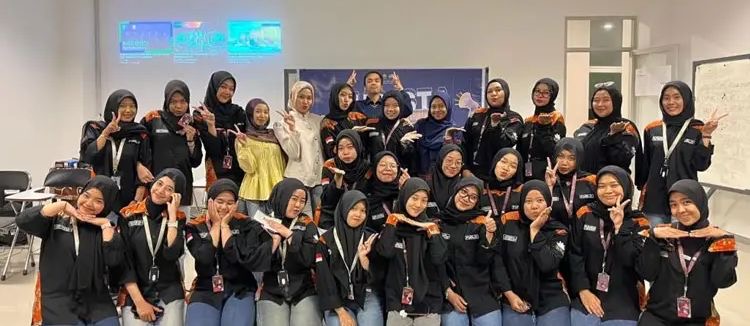 Foto bersama seluruh pengurus dan anggota UKM Seni Tari Melati Sekar Langit UNISMA. (dok : istimewa)