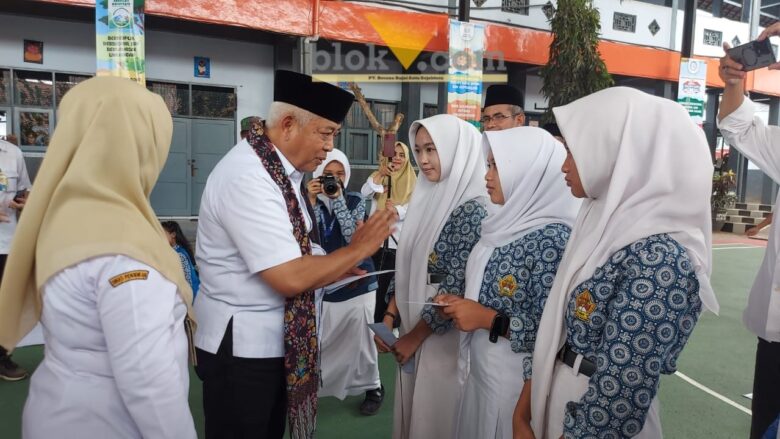 Bupati Malang, HM Sanusi saat berbincang dengan siswi SMPN 1 Turen (blok-a.com / Yogga Ardiawan)