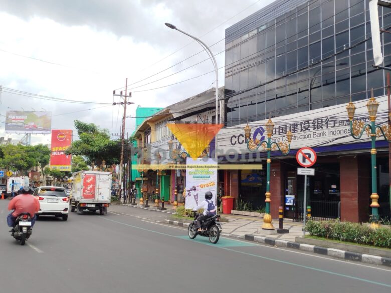 Sisi kanan jalan kawasan Kayutangan yang saat ini dilarang menjadi tempat parkir (blok-a.com / Yogga Ardiawan)