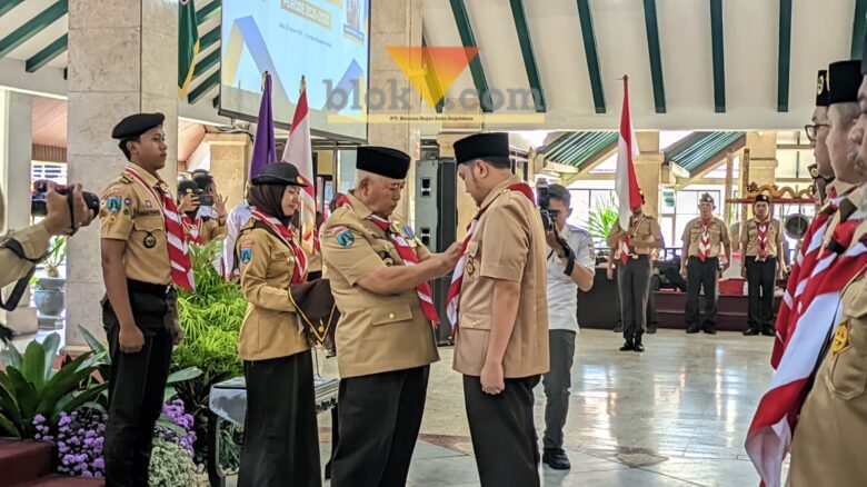 Bupati Malang, HM Sanusi saat melantik Ketua Kwarcab Pramuka Kabupaten Malang, Amarta Faza (blok-a.com / Yogga Ardiawan)
