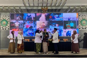 Prosesi penyematan jas almamater kepada lulusan terbaik, dr. Ferawati Widyatmoko. (dok : istimewa)