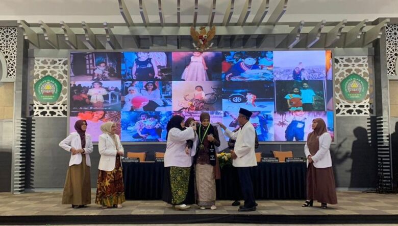 Prosesi penyematan jas almamater kepada lulusan terbaik, dr. Ferawati Widyatmoko. (dok : istimewa)