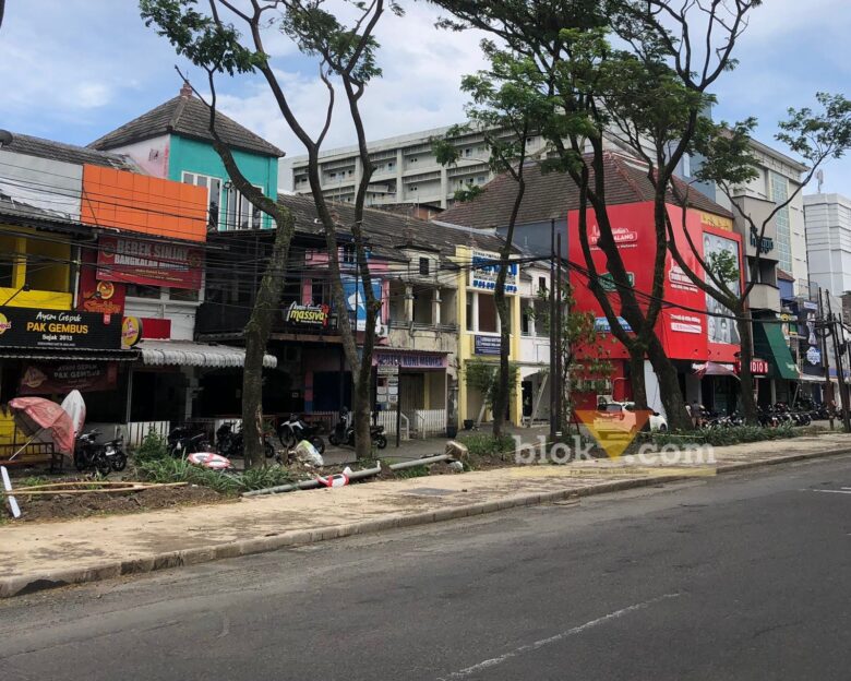 Kondisi kawasan Jalan Soekarno Hatta usai proyek drainase rampung. (blok-a.com / Ibrahim)