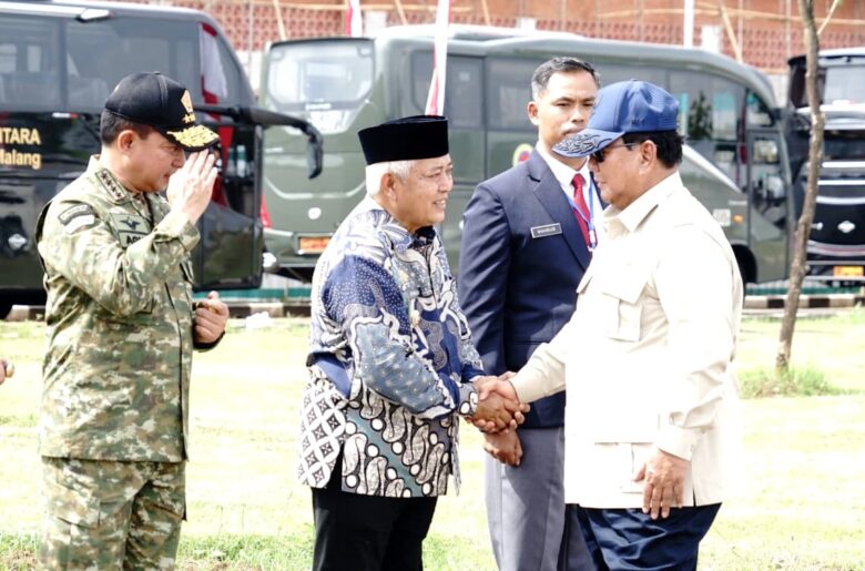 Bupati Malang, HM Sanusi saat menyambut kedatangan Presiden RI Prabowo Subianto Djojohadikusumo di SMA Taruna Nusantara Kampus Malang (pro)